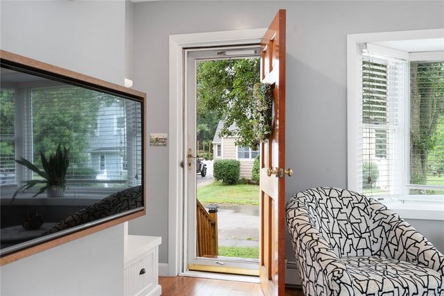 22 Lake Avenue, Barrington, RI 02806