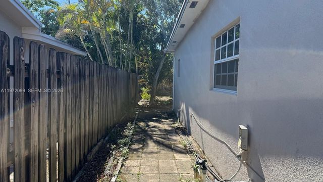 11460 NW 37th St, Sunrise, FL 33323