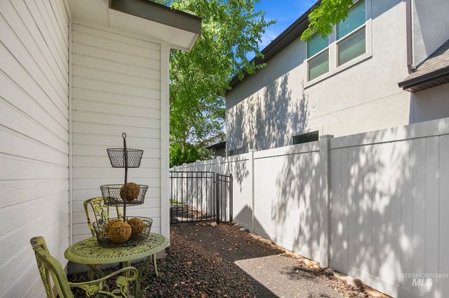 345 S Winslow Bay Way, Star, ID 83669