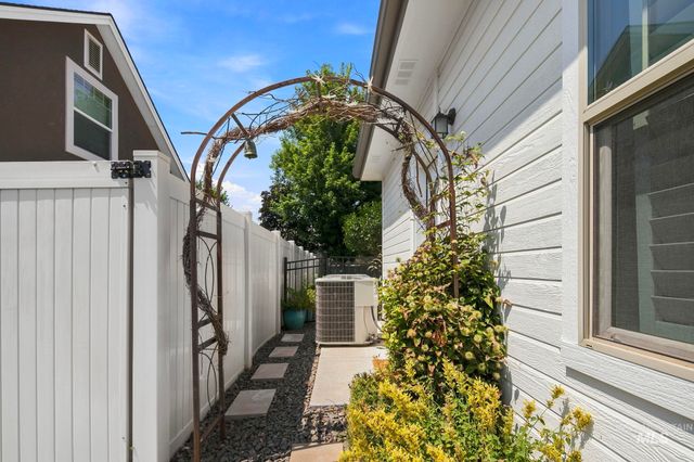 345 S Winslow Bay Way, Star, ID 83669