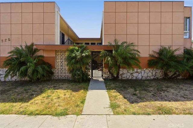 925 Larch, Inglewood, CA 90301