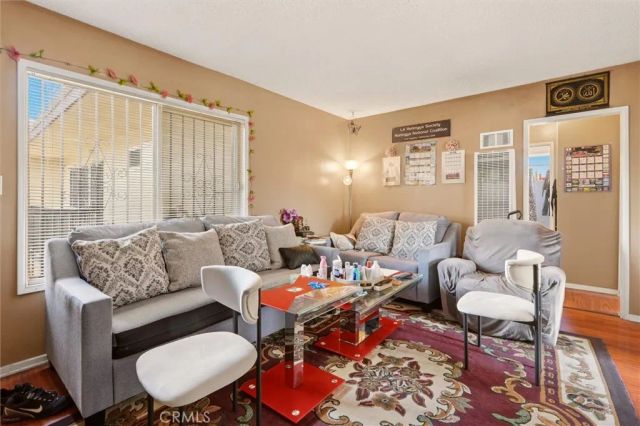 925 Larch, Inglewood, CA 90301