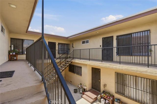 925 Larch, Inglewood, CA 90301