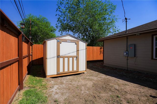 700 N Cameron St, Alice, TX 78332