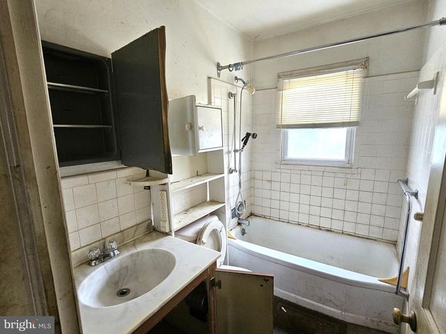 16 LEA RD, New Castle, DE 19720