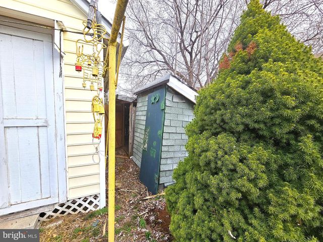 16 LEA RD, New Castle, DE 19720