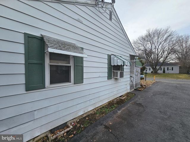 16 LEA RD, New Castle, DE 19720