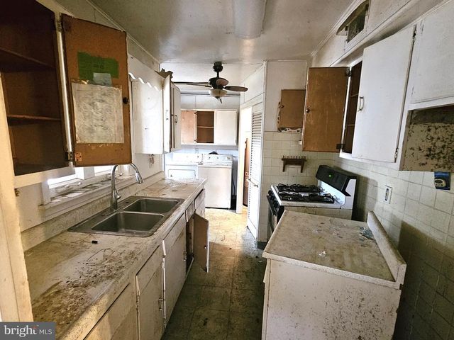 16 LEA RD, New Castle, DE 19720