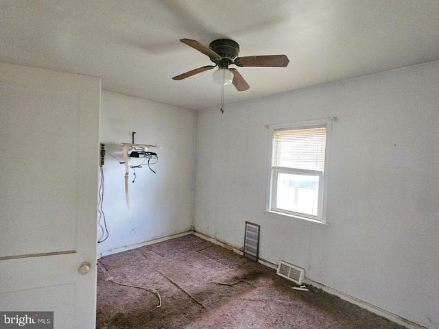 16 LEA RD, New Castle, DE 19720