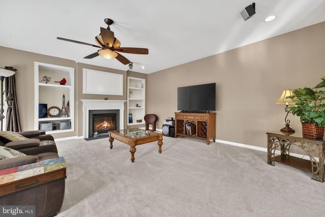 374 RUSTLING LEAF PL, Kearneysville, WV 25430