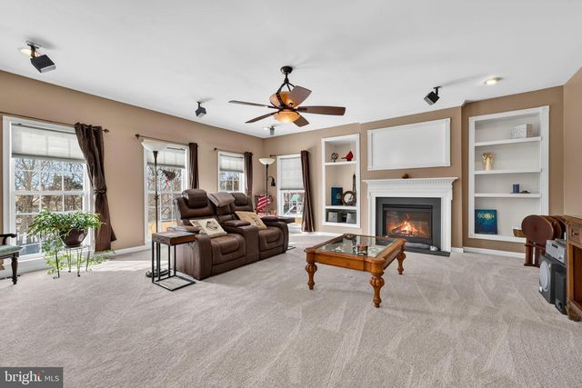 374 RUSTLING LEAF PL, Kearneysville, WV 25430