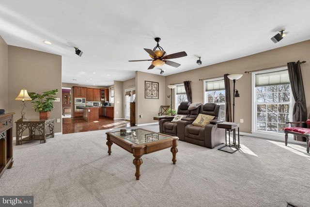 374 RUSTLING LEAF PL, Kearneysville, WV 25430