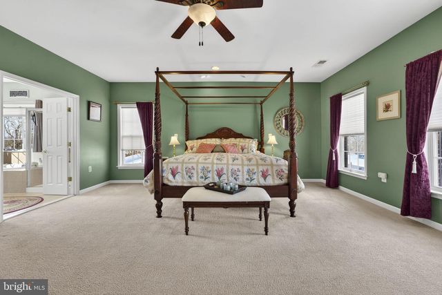 374 RUSTLING LEAF PL, Kearneysville, WV 25430