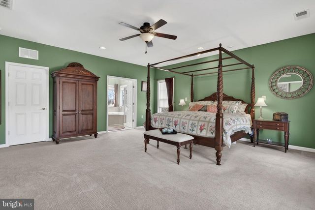 374 RUSTLING LEAF PL, Kearneysville, WV 25430