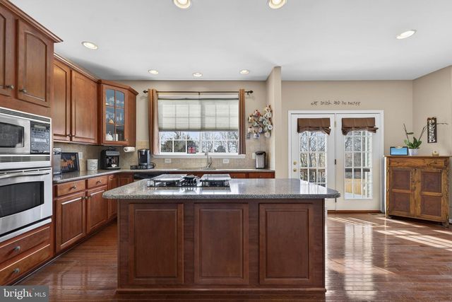 374 RUSTLING LEAF PL, Kearneysville, WV 25430