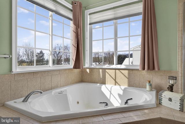 374 RUSTLING LEAF PL, Kearneysville, WV 25430