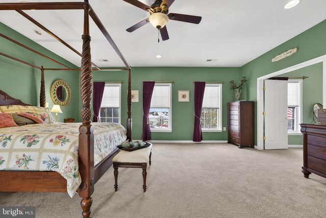 374 RUSTLING LEAF PL, Kearneysville, WV 25430