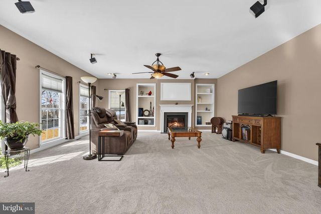 374 RUSTLING LEAF PL, Kearneysville, WV 25430