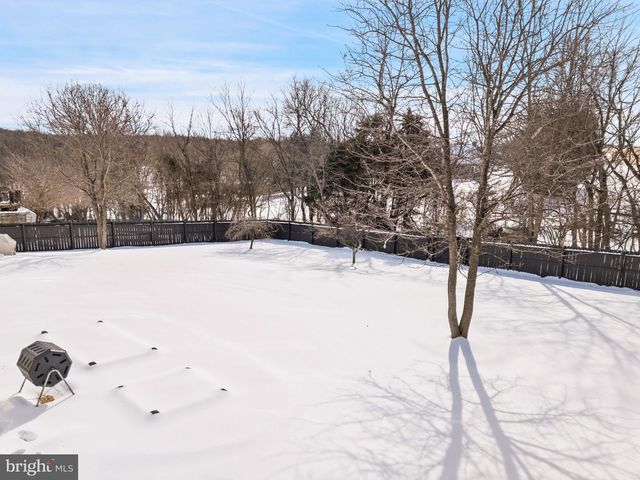 374 RUSTLING LEAF PL, Kearneysville, WV 25430