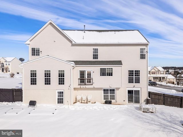 374 RUSTLING LEAF PL, Kearneysville, WV 25430