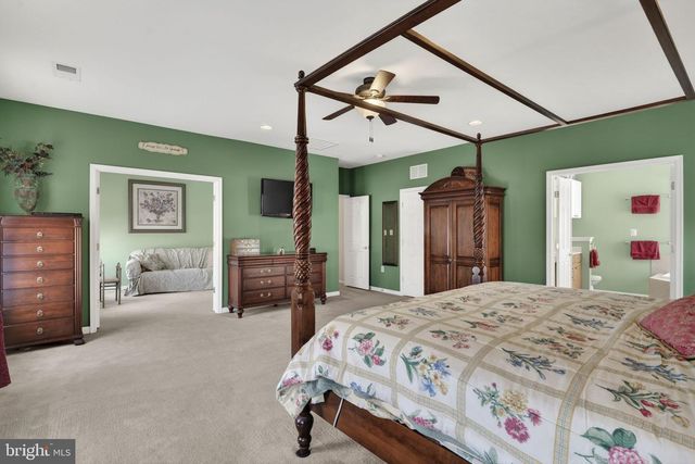 374 RUSTLING LEAF PL, Kearneysville, WV 25430