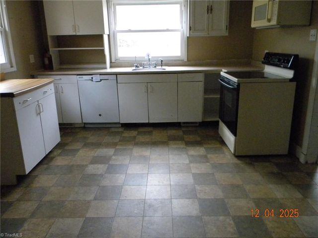 223 Old Wayside Drive, Winston-salem, NC 27107