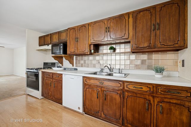 120 Madera Circle, Carpentersville, IL 60110