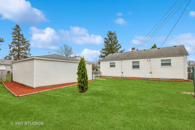 120 Madera Circle, Carpentersville, IL 60110