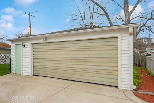 120 Madera Circle, Carpentersville, IL 60110