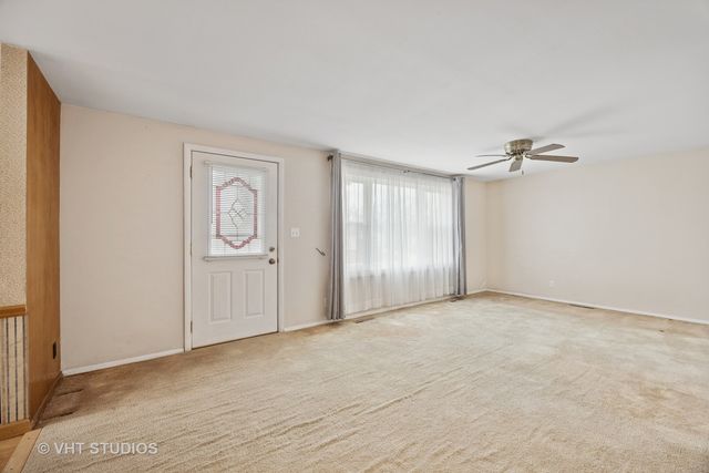 120 Madera Circle, Carpentersville, IL 60110