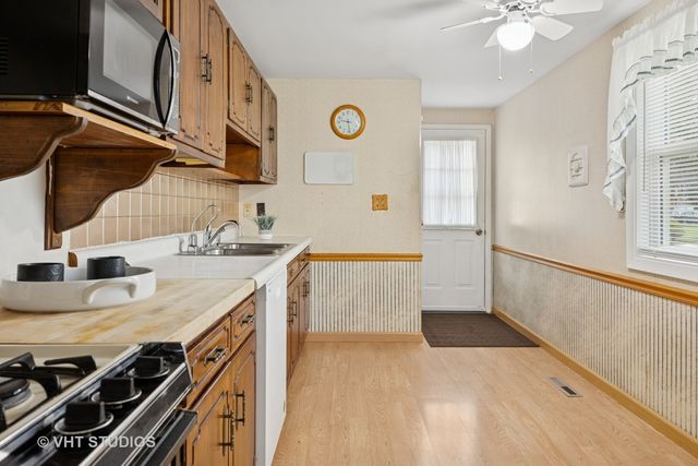 120 Madera Circle, Carpentersville, IL 60110
