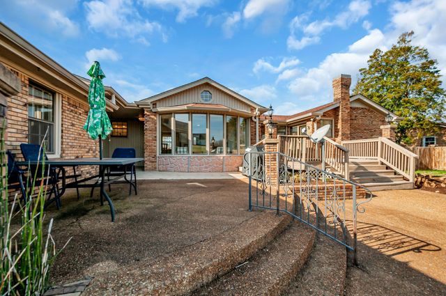 211 W Hills Ter, Dickson, TN 37055