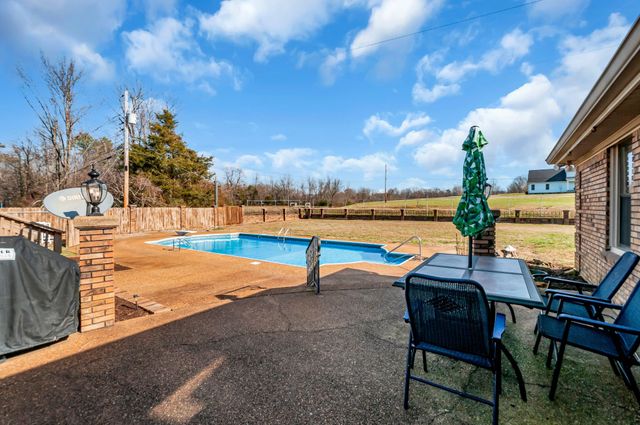 211 W Hills Ter, Dickson, TN 37055