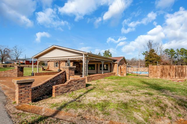 211 W Hills Ter, Dickson, TN 37055