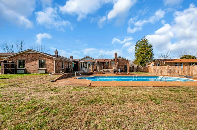 211 W Hills Ter, Dickson, TN 37055