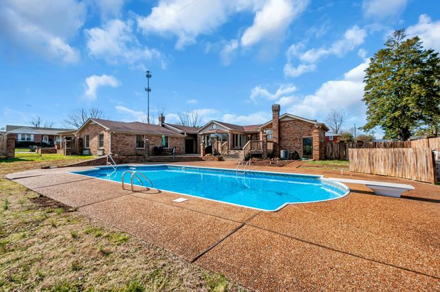 211 W Hills Ter, Dickson, TN 37055