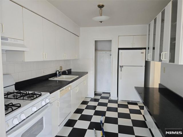 275 Hoym Street 5E, Fort Lee, NJ 07024