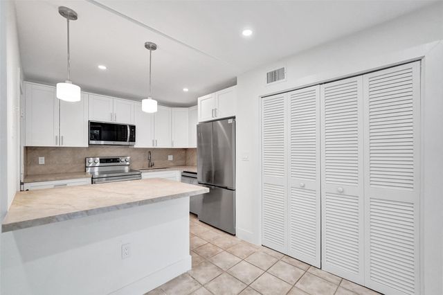 4040 N Hills Drive 24, Hollywood, FL 33021