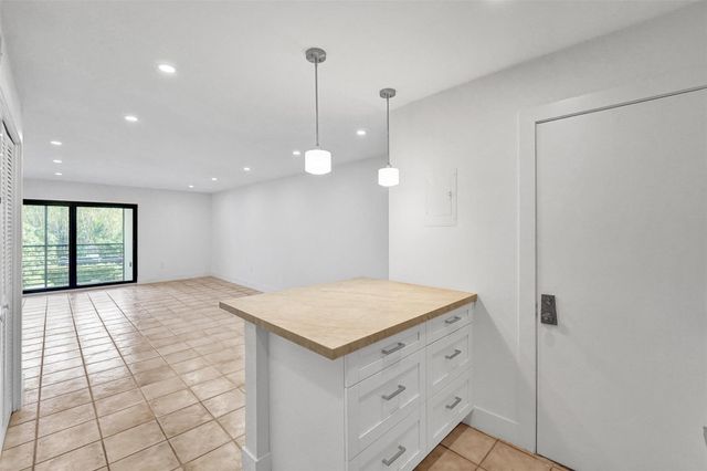 4040 N Hills Drive 24, Hollywood, FL 33021