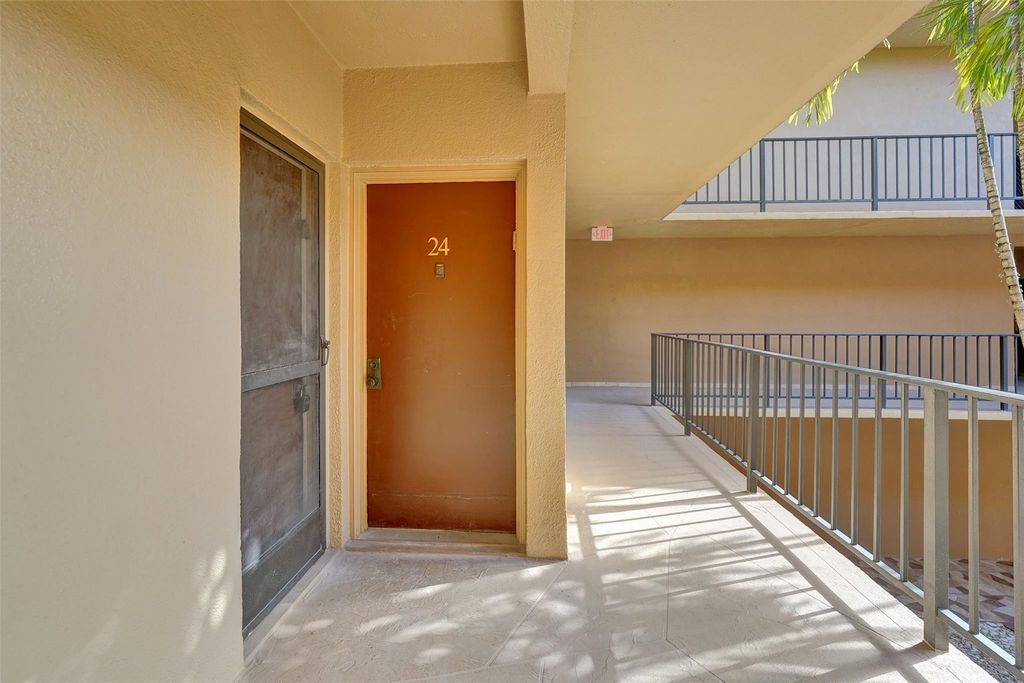 4040 N Hills Drive 24, Hollywood, FL 33021