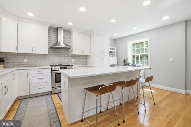 2004 N CLEVELAND ST, Arlington, VA 22201