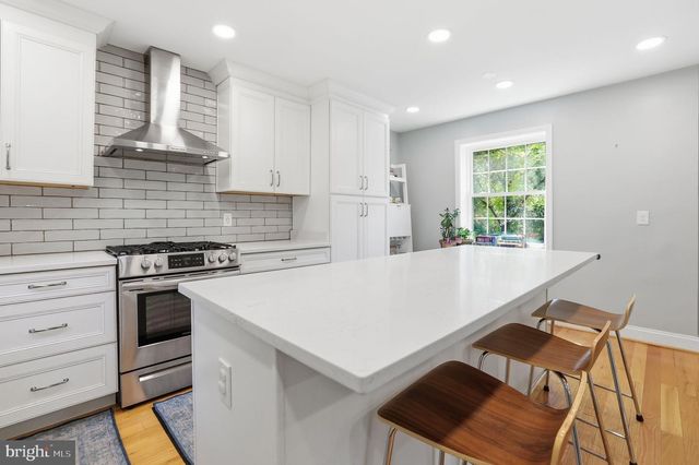 2004 N CLEVELAND ST, Arlington, VA 22201