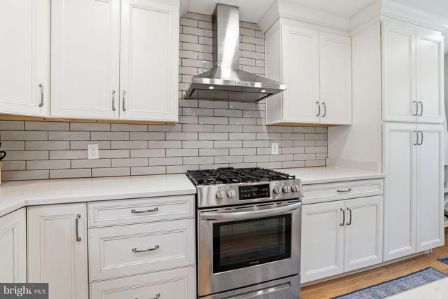 2004 N CLEVELAND ST, Arlington, VA 22201