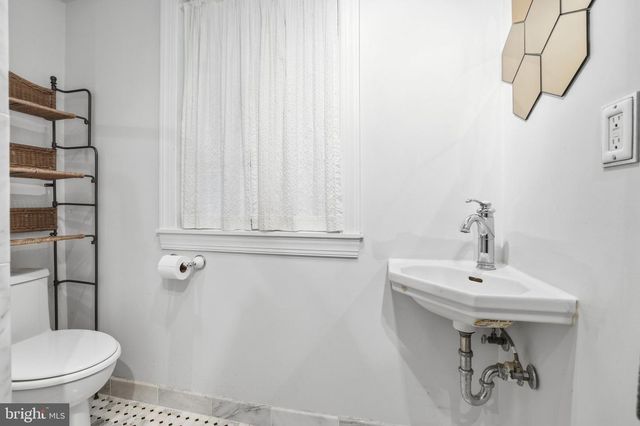 2004 N CLEVELAND ST, Arlington, VA 22201