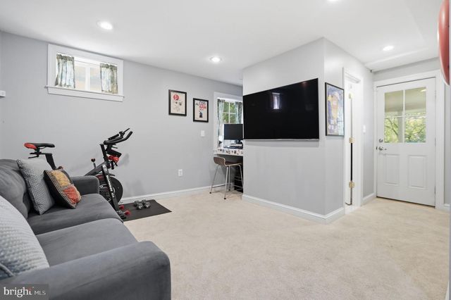 2004 N CLEVELAND ST, Arlington, VA 22201