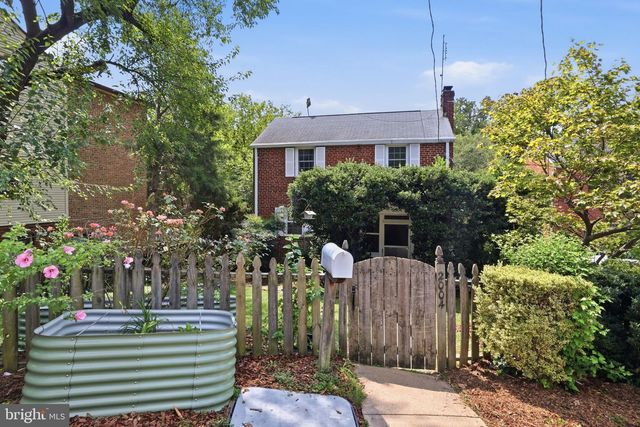 2004 N CLEVELAND ST, Arlington, VA 22201