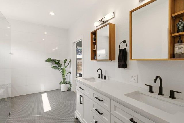 708 Newport DR, Spicewood, TX 78669