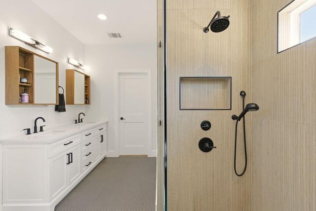 708 Newport DR, Spicewood, TX 78669