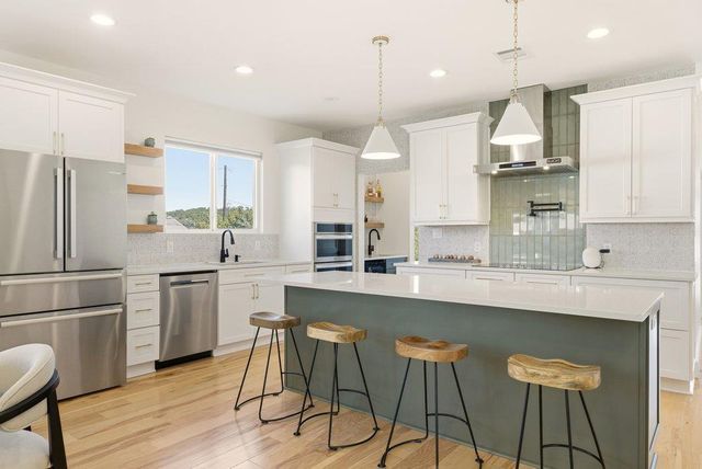 708 Newport DR, Spicewood, TX 78669