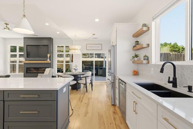 708 Newport DR, Spicewood, TX 78669